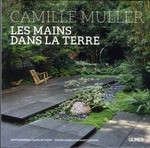 LES MAINS DANS LA TERRE